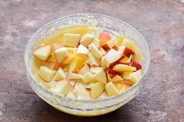 шарлотка с яблоками на сметане рецепт фото 6